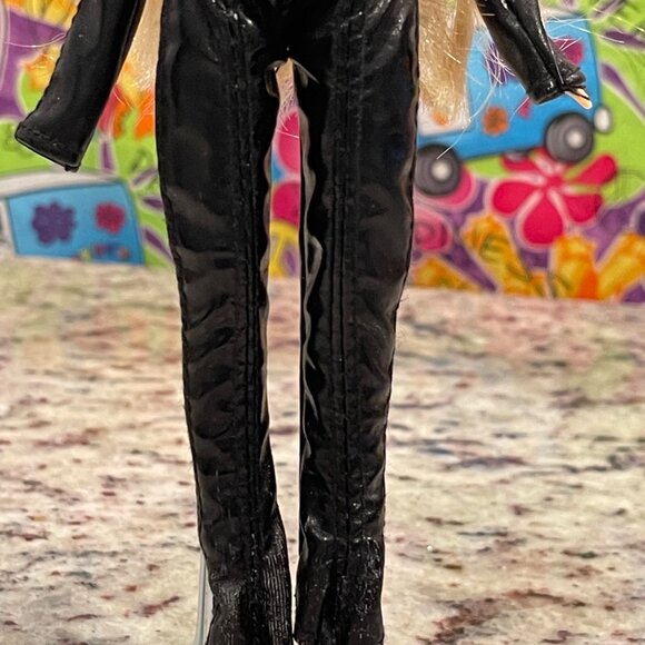 MGA Bratz Doll Dynamite Cloe Doll Black outfit & Pink Shirt (Lot 15) - Picture 2 of 7